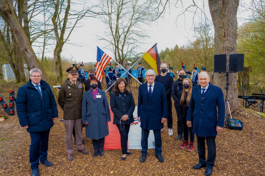 Vor der Gedenktafel: Borchens Bürgermeister Uwe Gockel, US-Oberst Walter E. Richter, Christine Bentler (Leitung Arbeitsgruppe „Major General Rose“), US-Generalkonsulin Pauline Kao, Manfred Müller, Kreisvorsitzender Deutsche Kriegsgräberfürsorge und Landrat Christoph Rüther (v.l.) Foto: Kreis Paderborn/www.thorsten-hennig-fotografie.de Vor der Gedenktafel: Borchens Bürgermeister Uwe Gockel, US-Oberst Walter E. Richter, Christine Bentler (Leitung Arbeitsgruppe „Major General Rose“), US-Generalkonsulin Pauline Kao, Manfred Müller, Kreisvorsitzender Deutsche Kriegsgräberfürsorge und Landrat Christoph Rüther (v.l.) Foto: Kreis Paderborn/www.thorsten-hennig-fotografie.de
